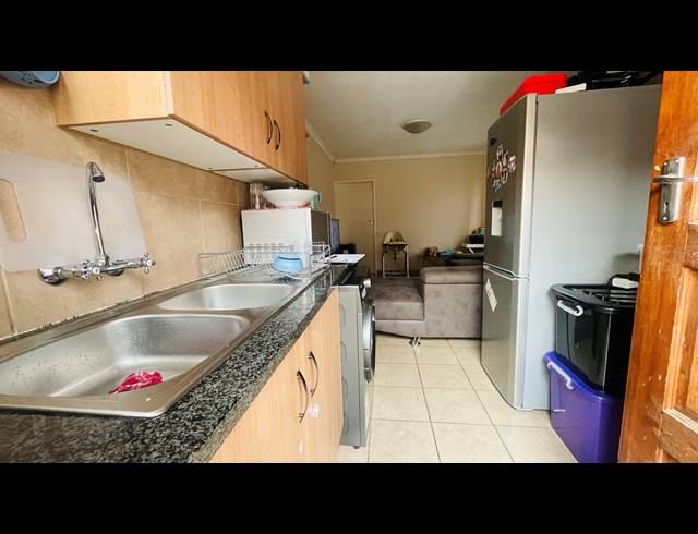 3 BEDROOM FREEHOLD FOR SALE IN THATCH HILL ESTATE